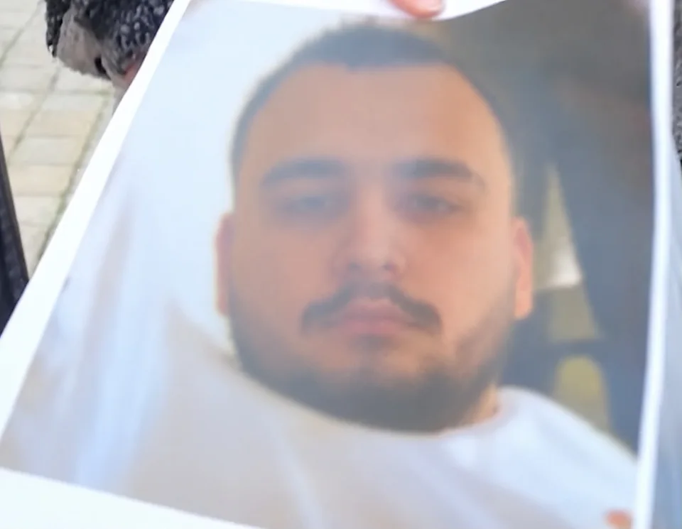 Beyaz örtünün içinden görünen yüzün yakın plan fotoğrafı