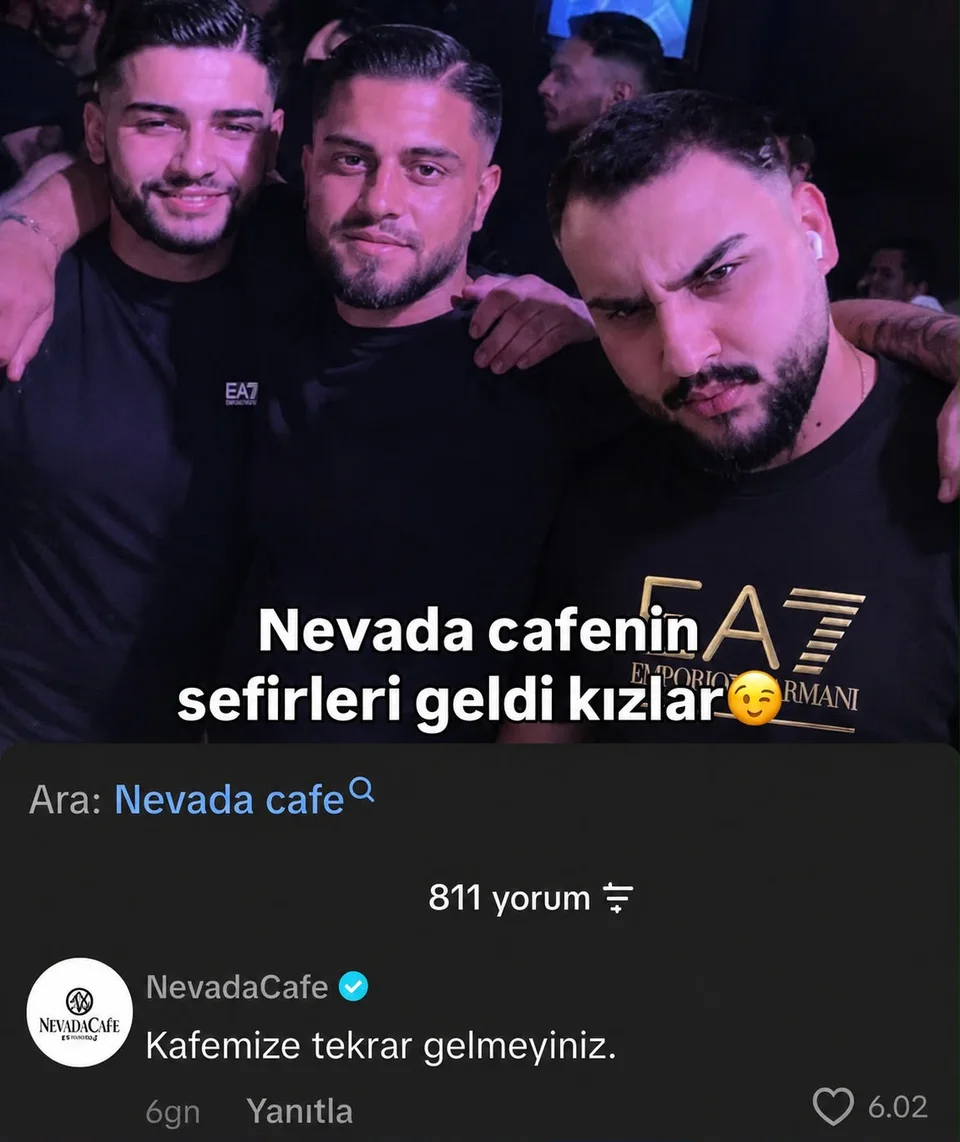 Üç kişinin gece fotoğrafı üzerine yazılmış kafe şakası