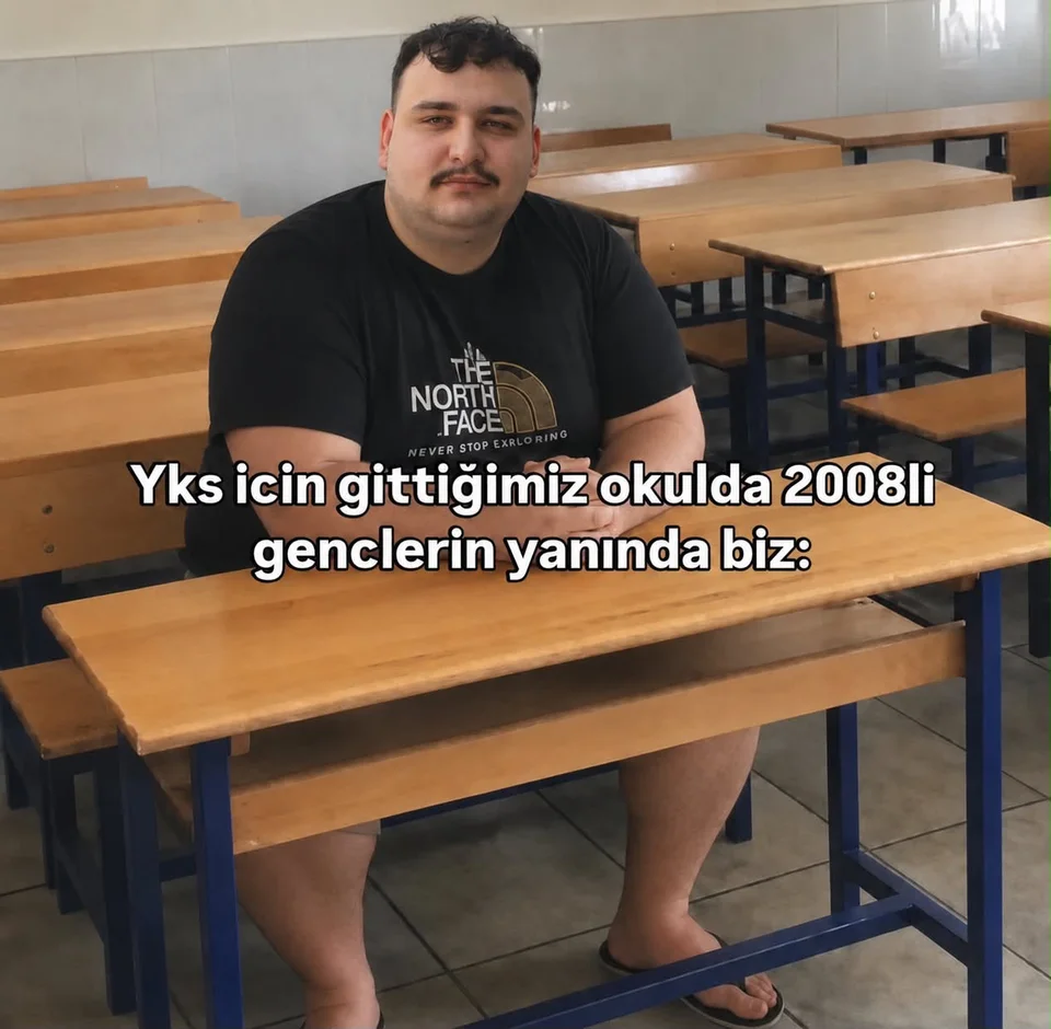 Sınıfta sıraya oturmuş kişinin üstüne yerleştirilmiş okul şakası