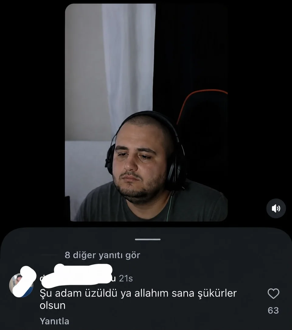 Kulaklık takan kişinin görüntüsü ve altında sosyal medya yorumu