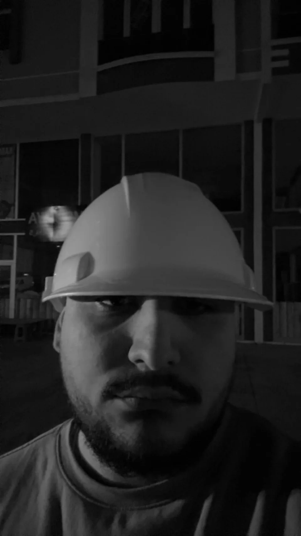Baret takan Efe’nin siyah beyaz portresi